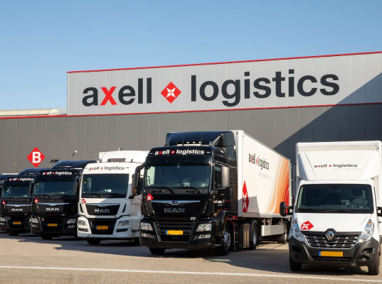 Ciężarówki Axell Logistics stojące przed magazynem, gotowe do realizacji usług transportu drobnicowego (groupage).