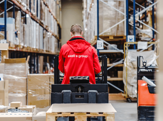 medewerker verplaatst pallet in het warehouse