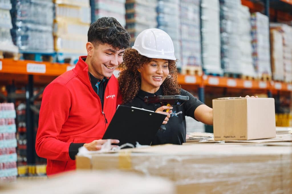 warehouse medewerkers checken de productvoorraad in het warehouse