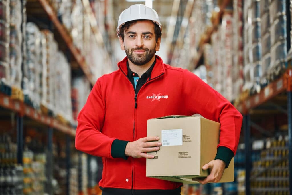 warehouse medewerker met producten