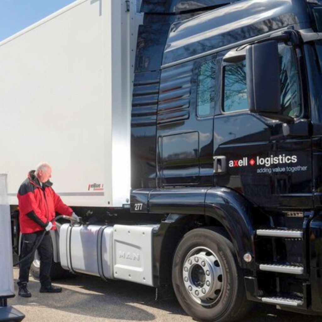 Axell Logistics vrachtwagenchauffeur die een truck tankt bij een tankstation tijdens een transportoperatie.