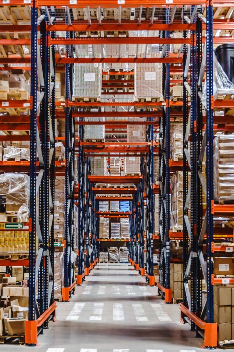 Stellingen in warehousing hal